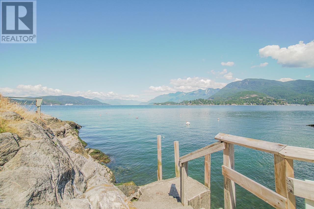 16 PASSAGE ISLAND, West Vancouver