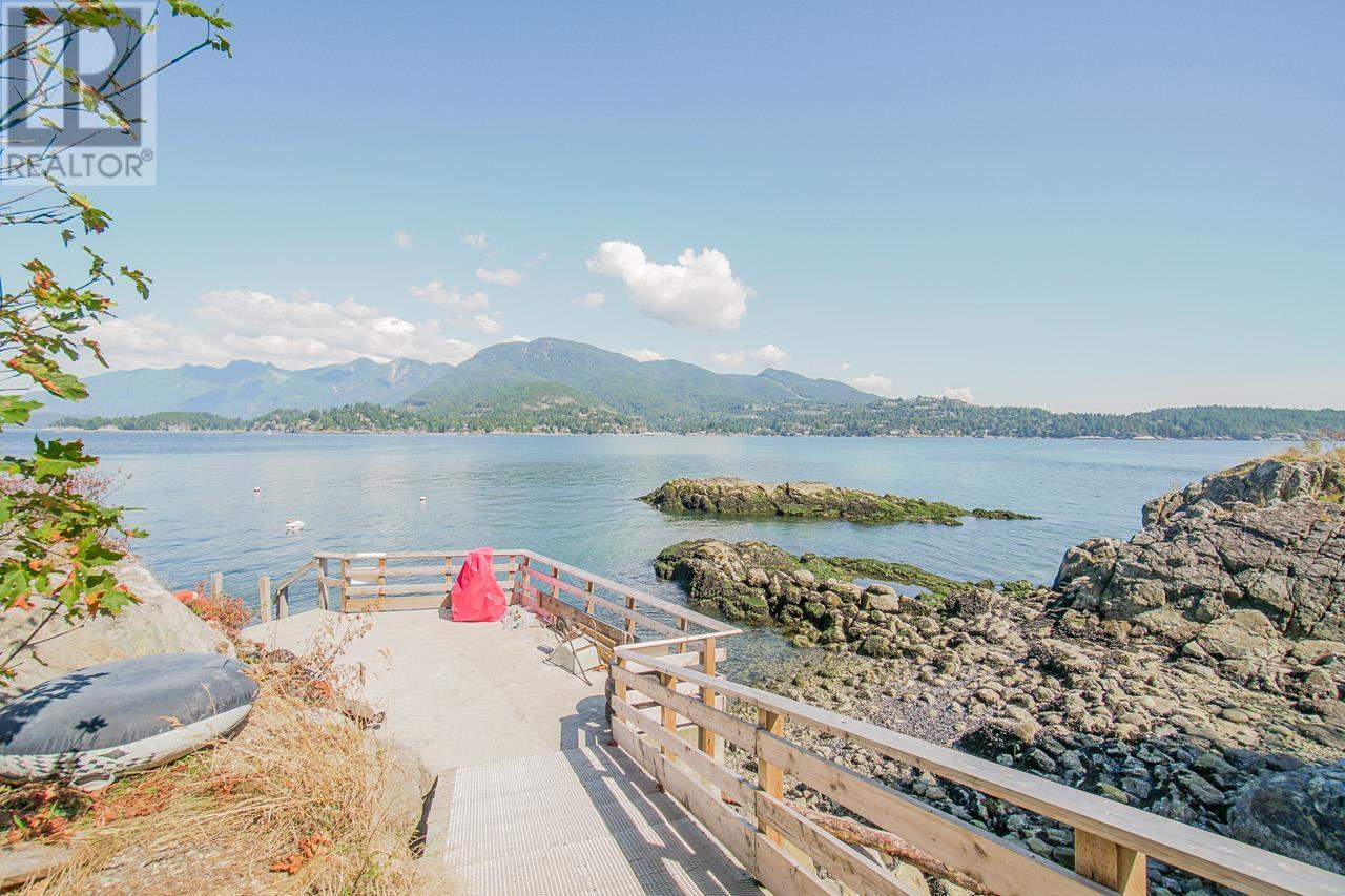 16 PASSAGE ISLAND, West Vancouver