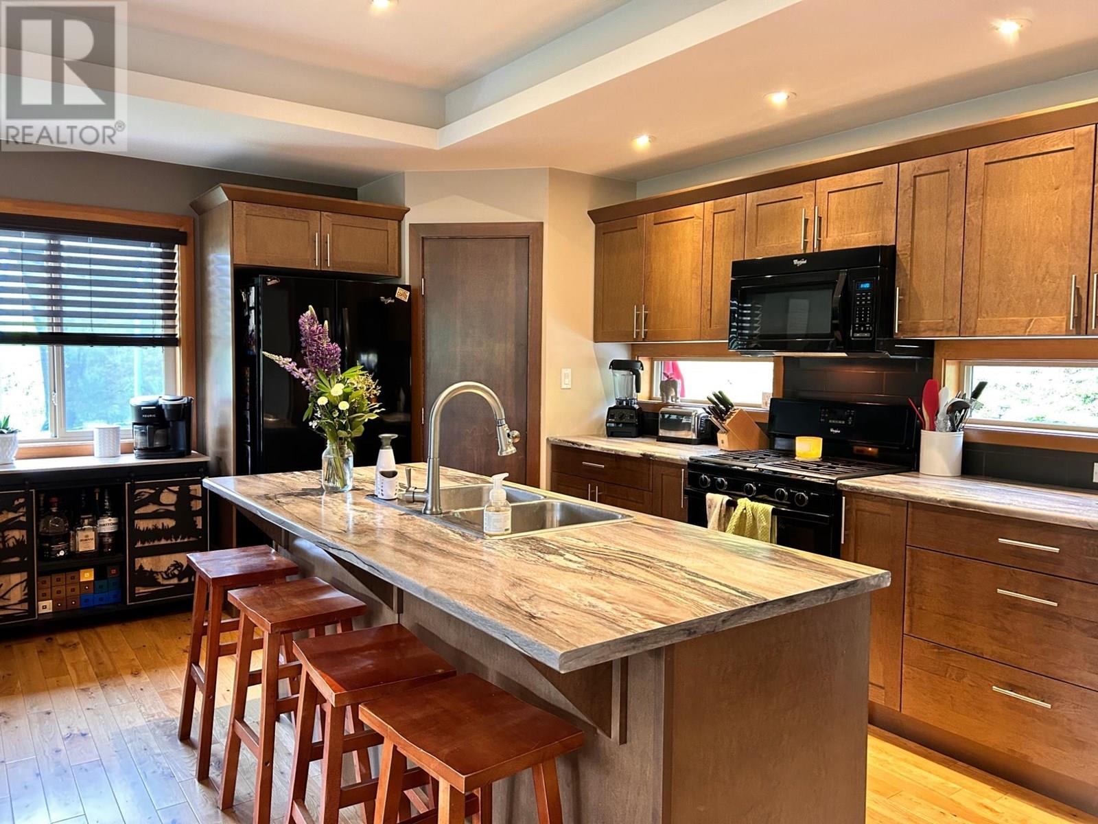 930 REDSTONE Drive, Rossland