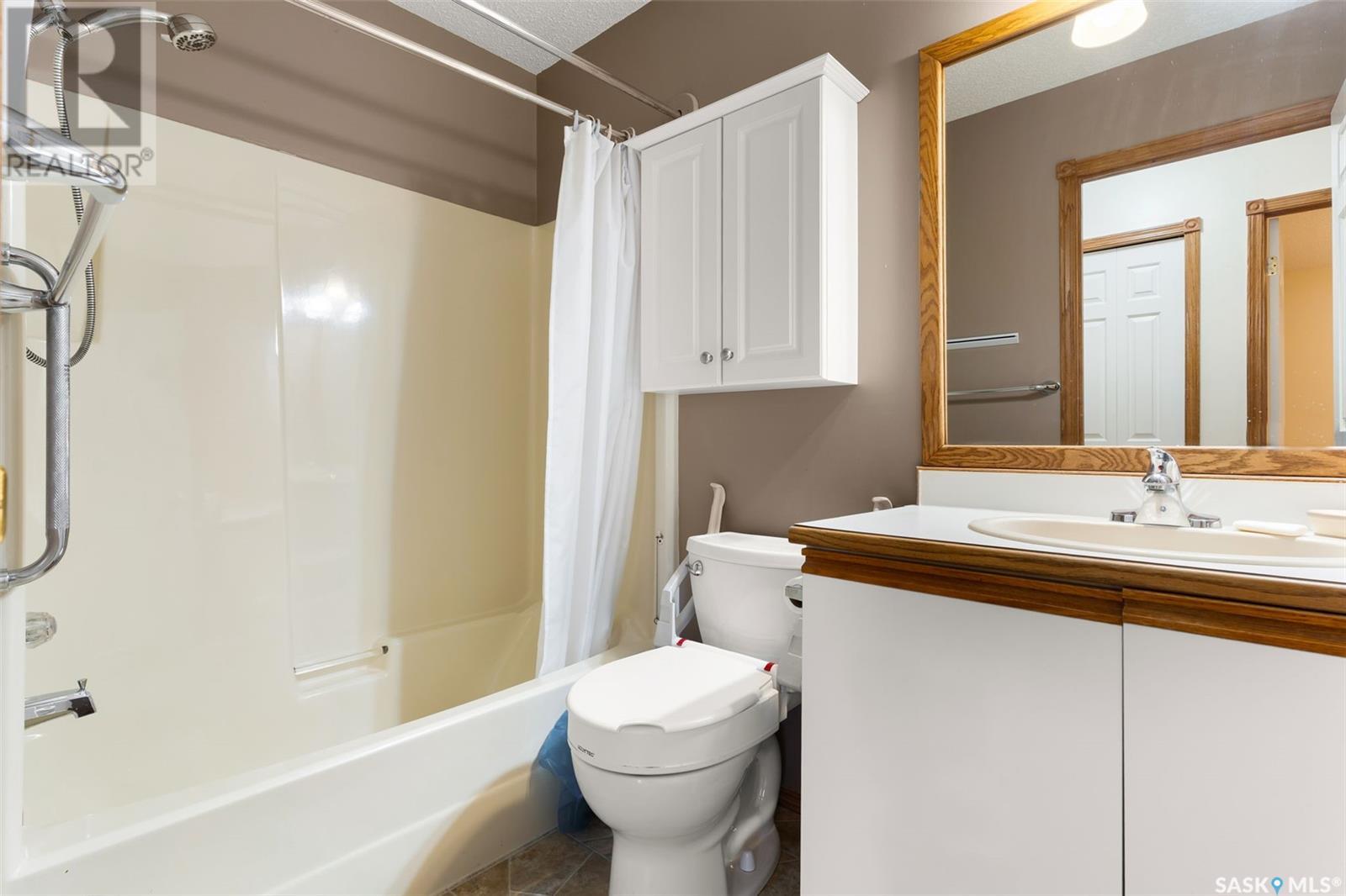 Single Family House Bungalow for Sale in  Greensboro DRIVE Regina 