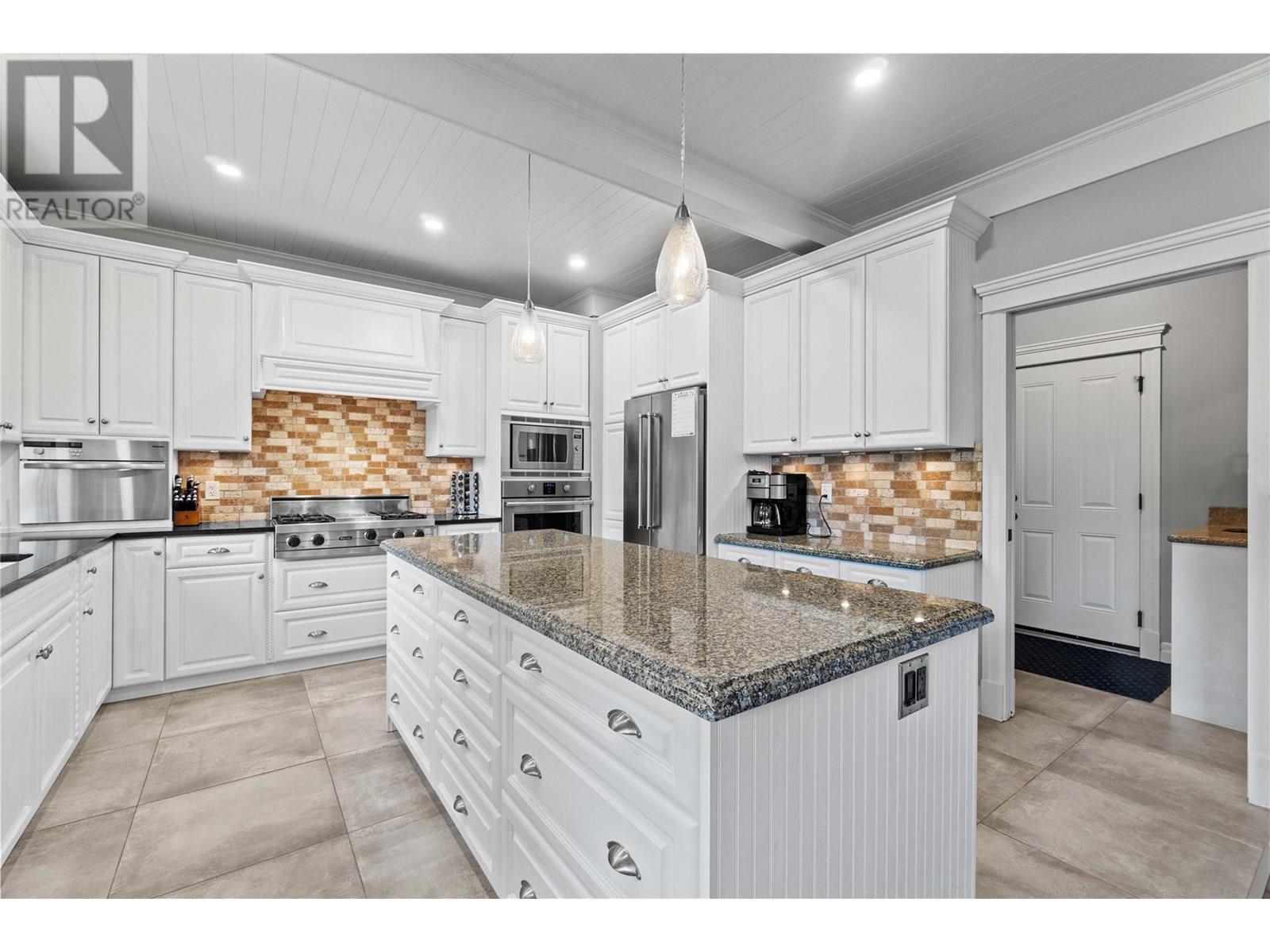 Photo 10 of 1581 24 Street Ne, Salmon Arm BC