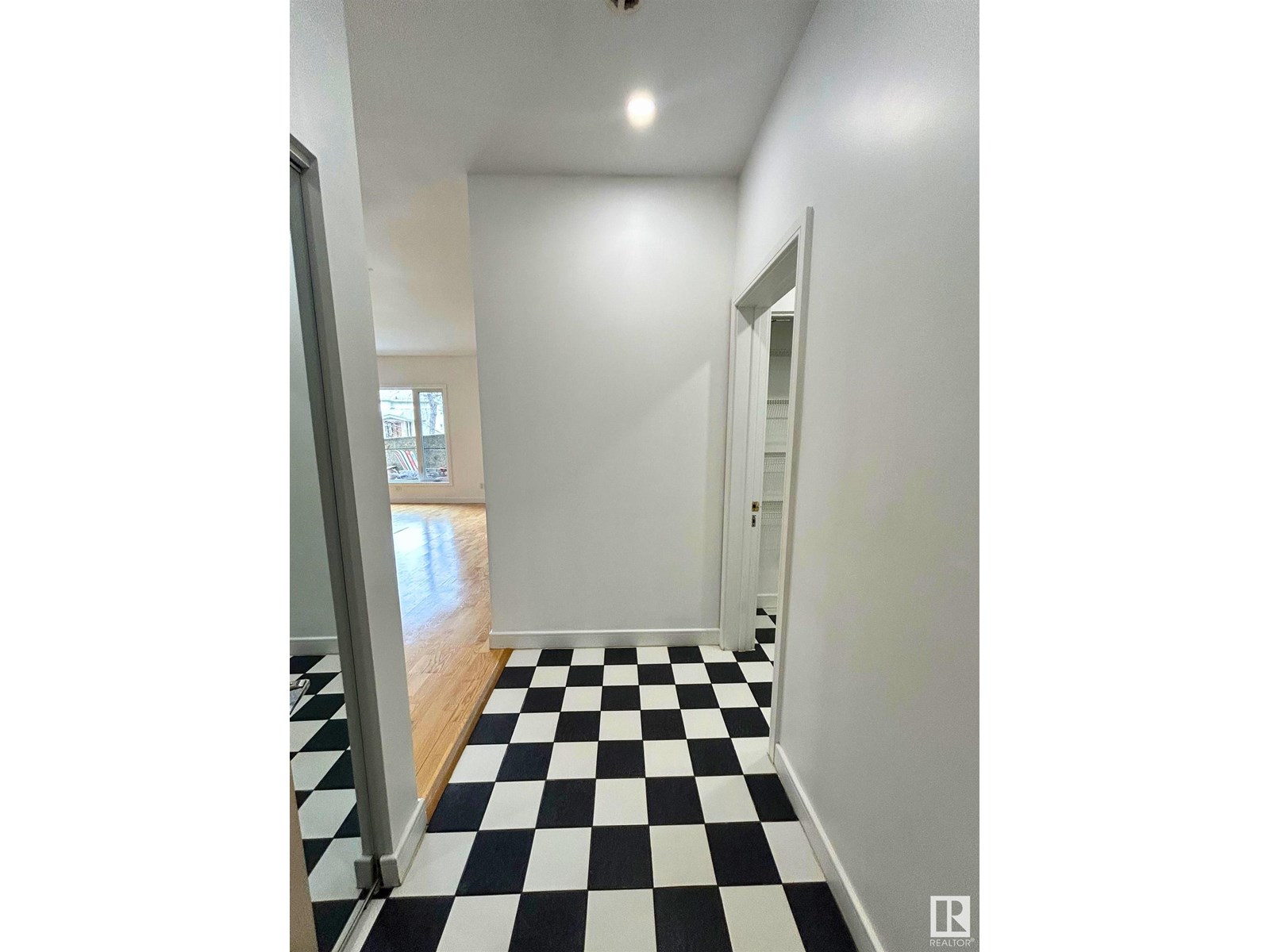 Photo 11 of 105 11415 100 Av Nw, Edmonton AB