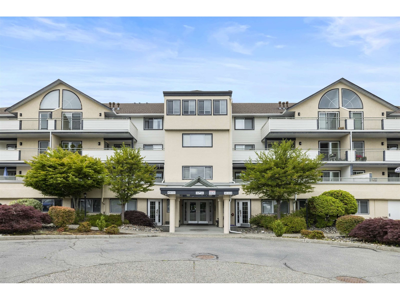 Photo 1 of 303 19645 64 Avenue, Langley BC