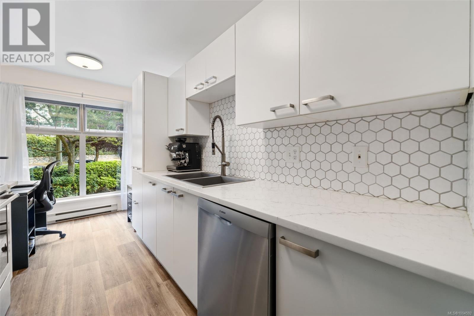 Photo 16 of 203 535 Manchester Rd, Victoria BC