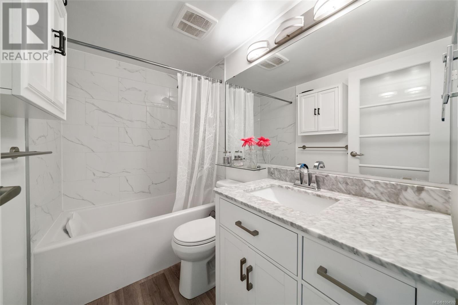 Photo 3 of 203 535 Manchester Rd, Victoria BC