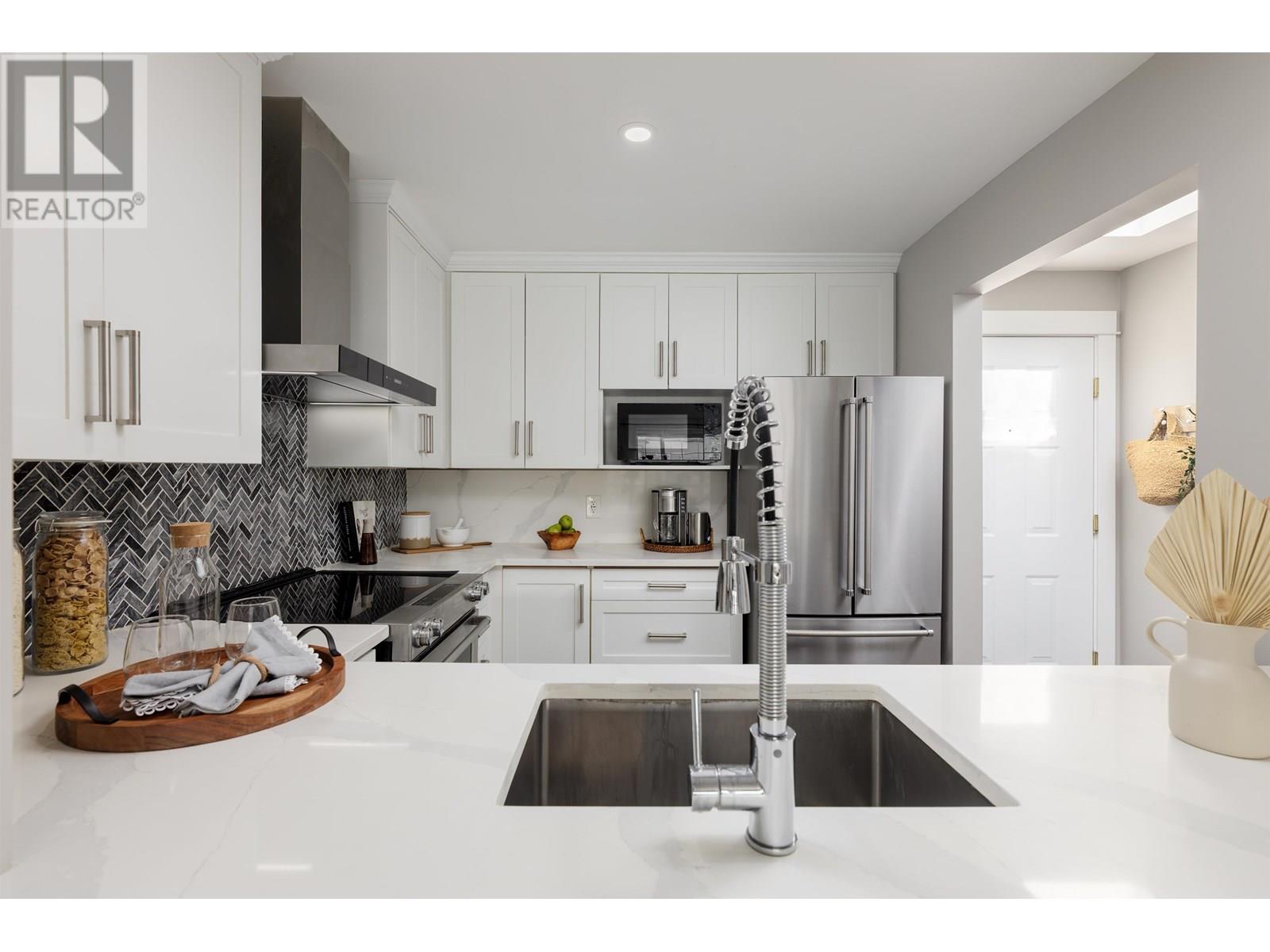 Photo 18 of 437 2980 Princess Crescent, Coquitlam BC