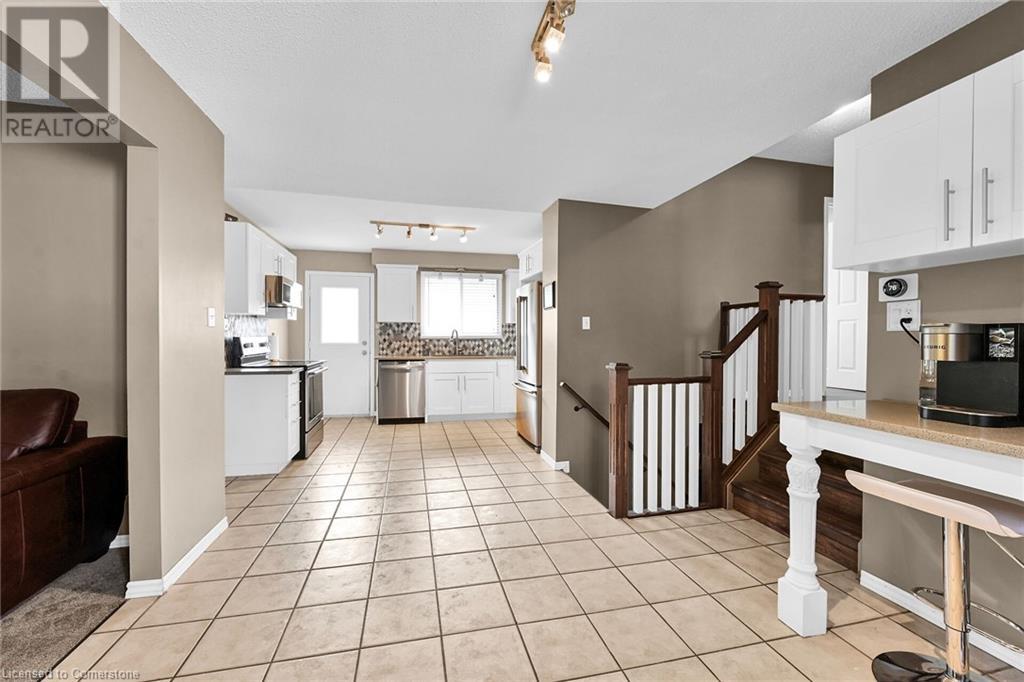 Photo 3 of 5 Ridell Crescent, Stoney Creek ON