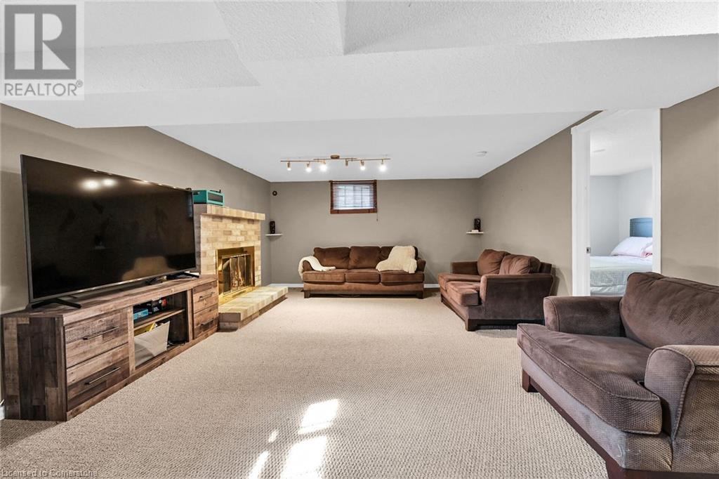 Photo 2 of 5 Ridell Crescent, Stoney Creek ON