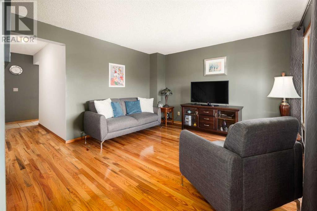 Single Family House for Sale in  Shawmeadows Close SW Shawnessy Calgary 