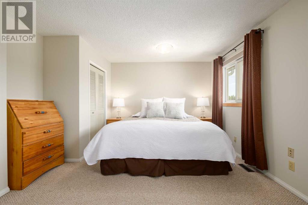 Single Family House for Sale in  Shawmeadows Close SW Shawnessy Calgary 