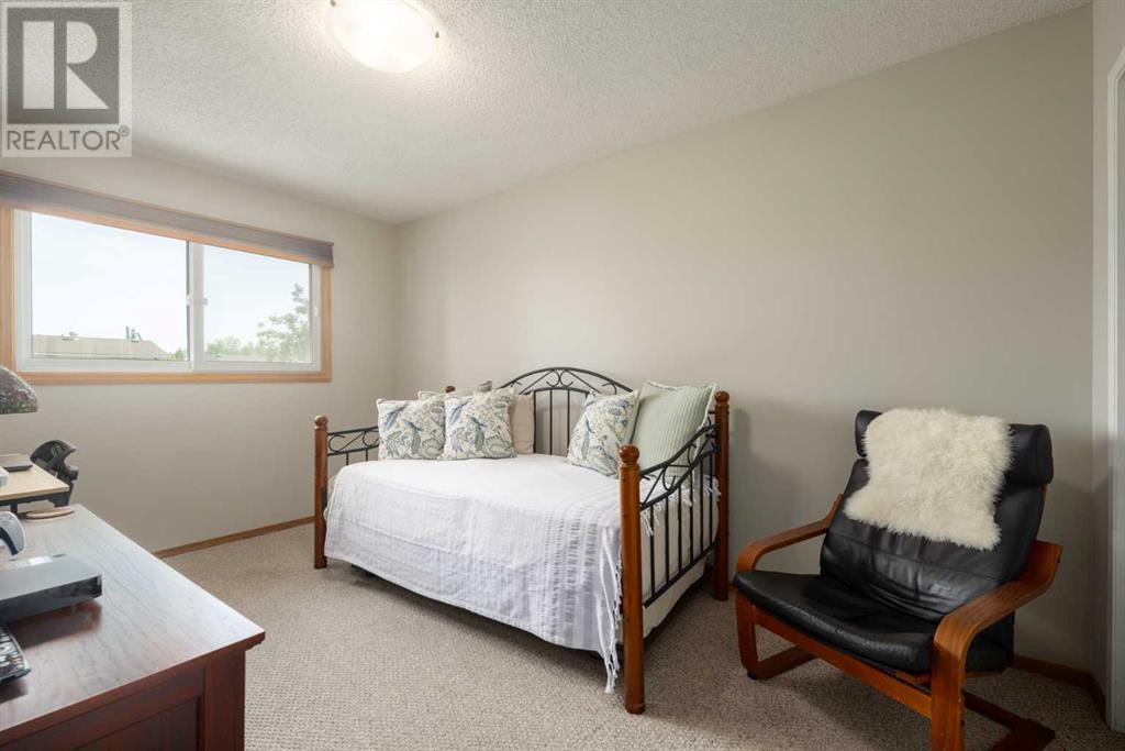 Single Family House for Sale in  Shawmeadows Close SW Shawnessy Calgary 