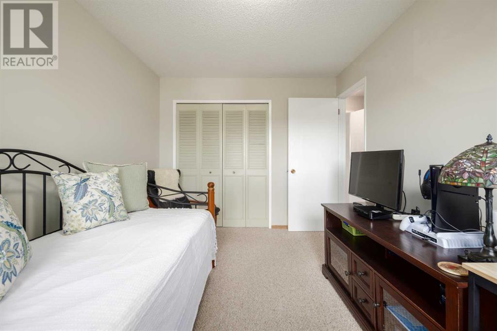 Single Family House for Sale in  Shawmeadows Close SW Shawnessy Calgary 