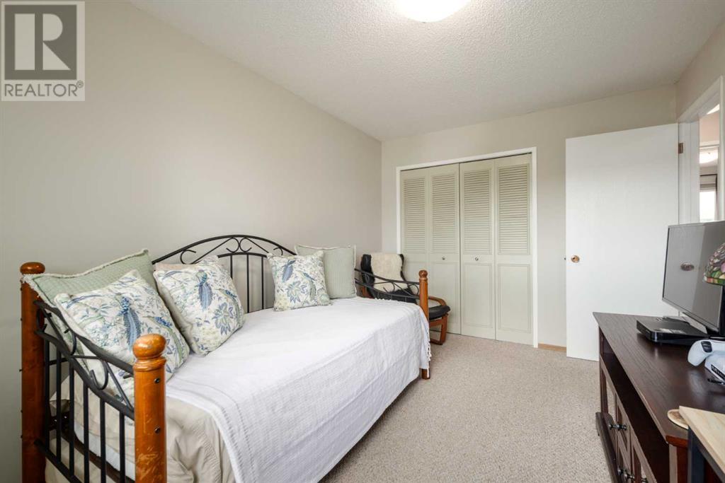 Single Family House for Sale in  Shawmeadows Close SW Shawnessy Calgary 