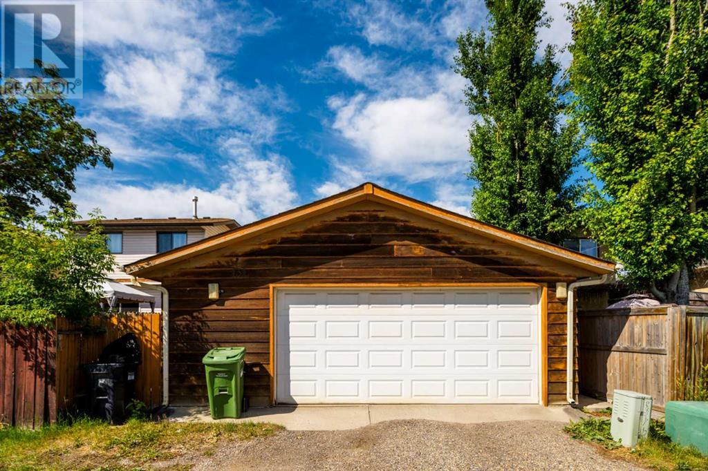 Single Family House for Sale in  Shawmeadows Close SW Shawnessy Calgary 