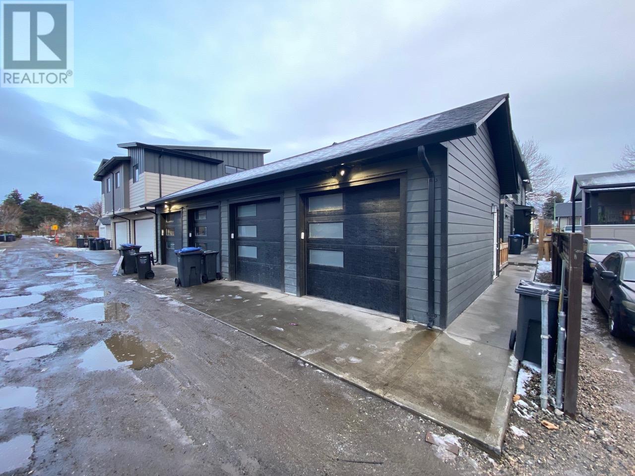 Photo 2 of 722 Coopland Crescent Unit 2, Kelowna BC