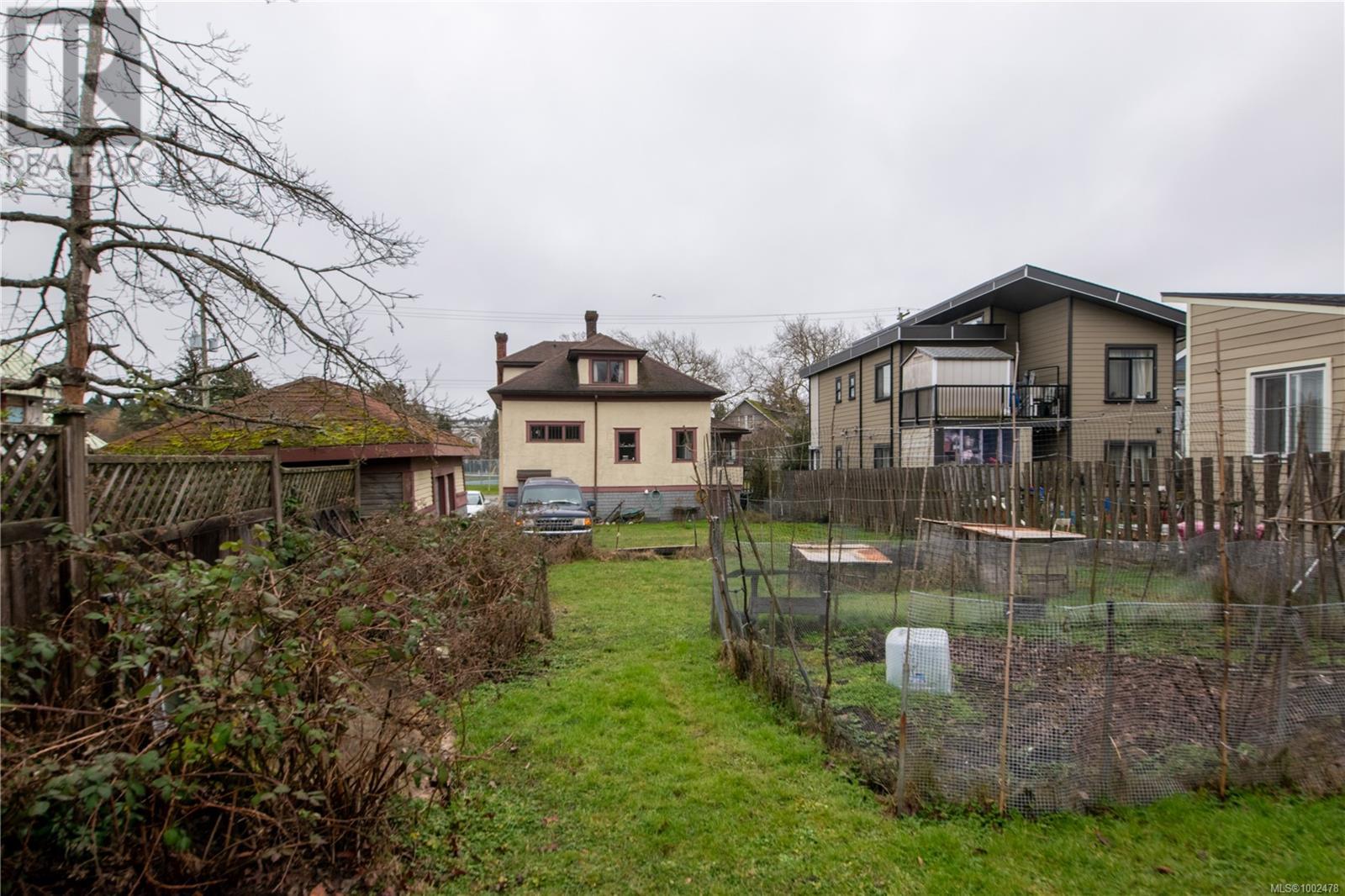 Photo 7 of 920 Cloverdale Ave, Saanich BC