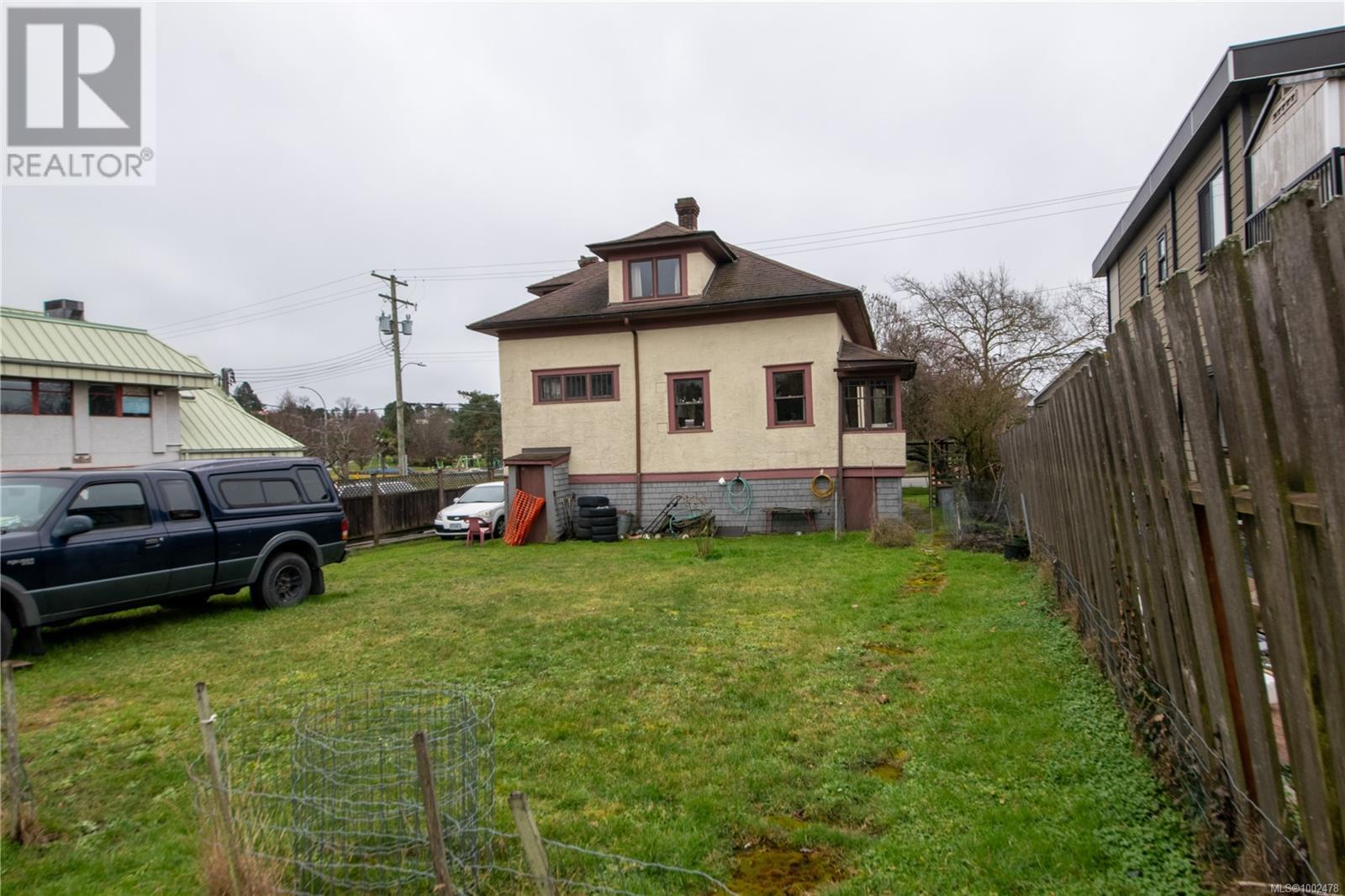 Photo 8 of 920 Cloverdale Ave, Saanich BC