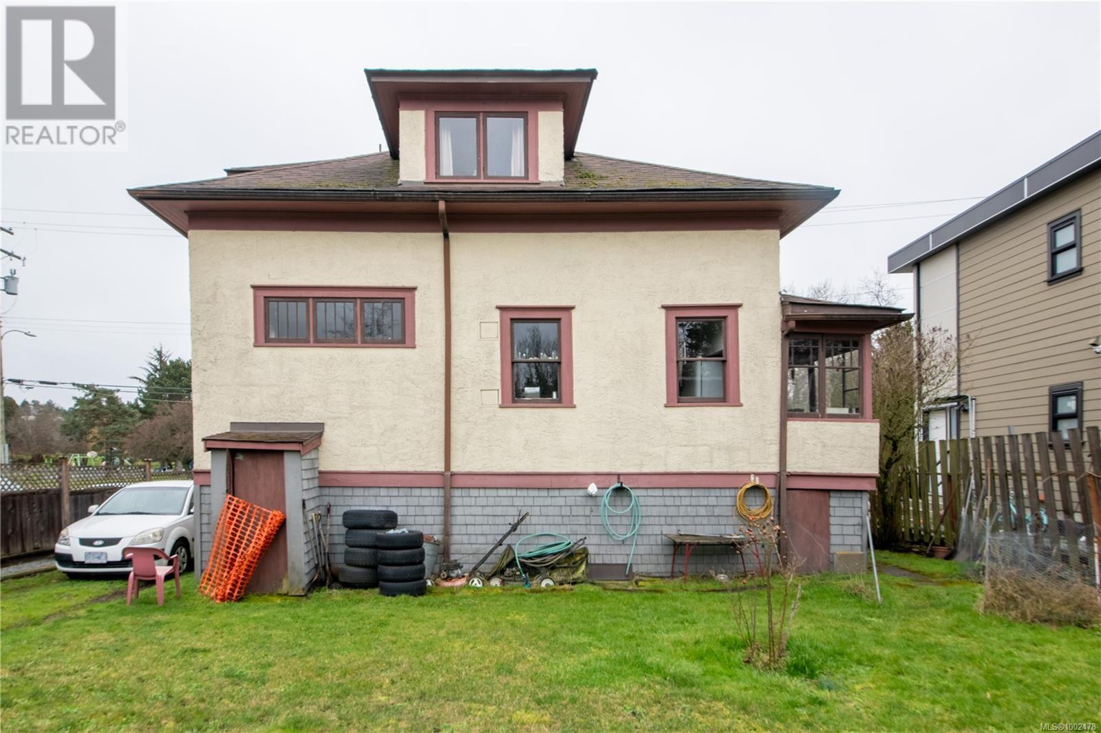 Photo 9 of 920 Cloverdale Ave, Saanich BC
