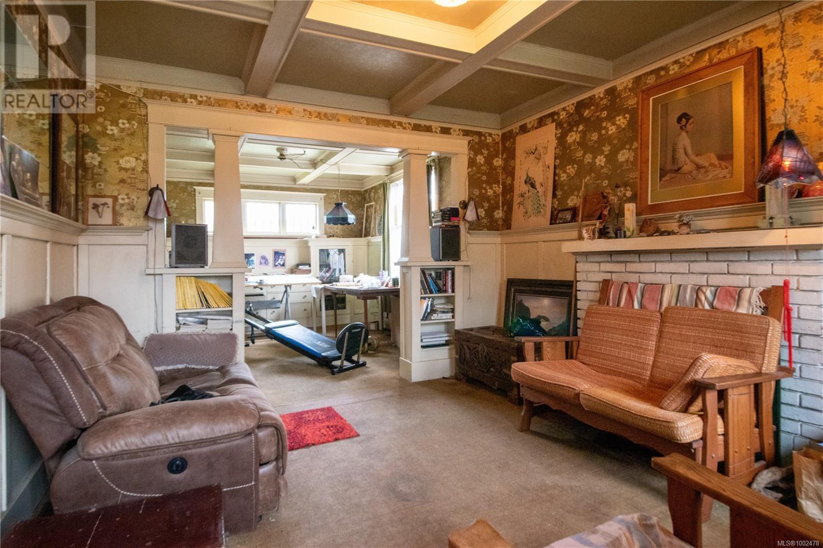Photo 11 of 920 Cloverdale Ave, Saanich BC