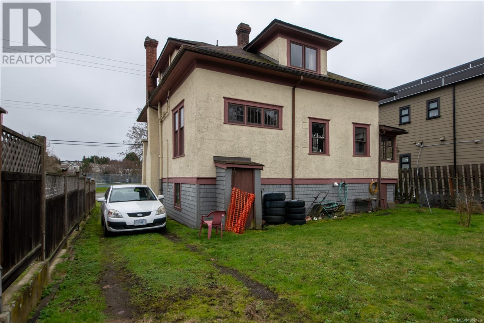 Photo 10 of 920 Cloverdale Ave, Saanich BC