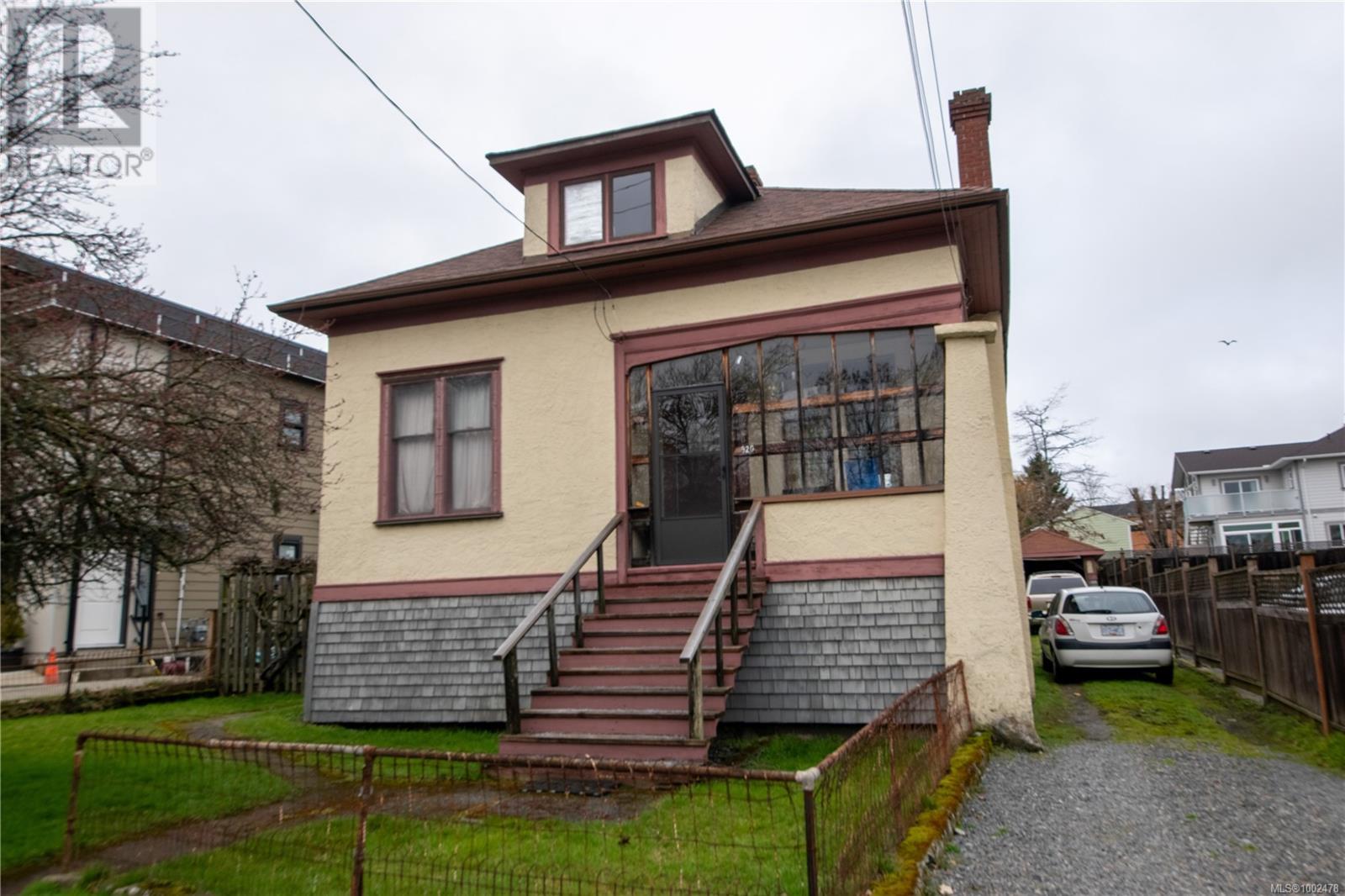 Photo 19 of 920 Cloverdale Ave, Saanich BC