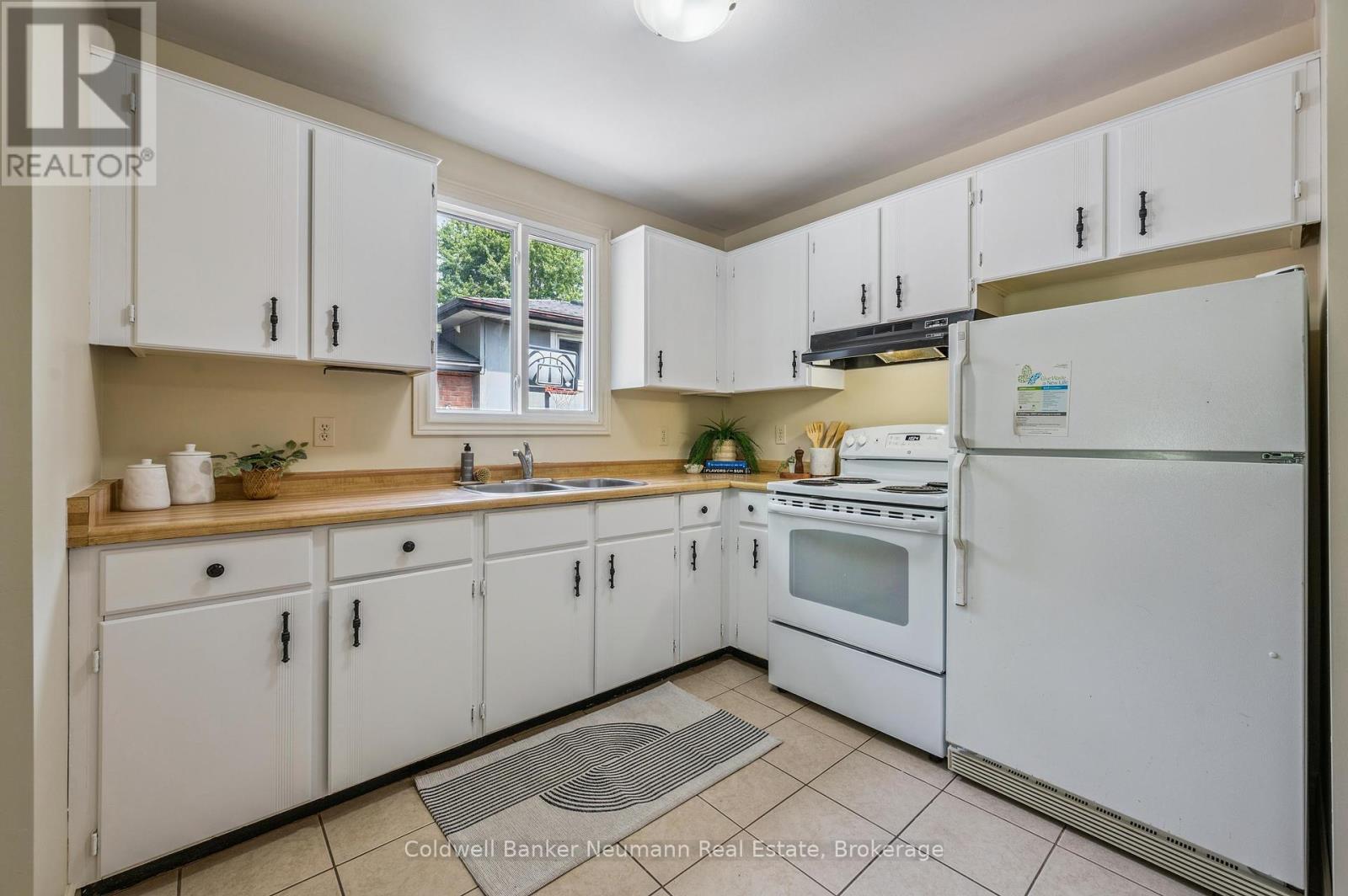Photo 11 of 30 Mason Court, Guelph ON