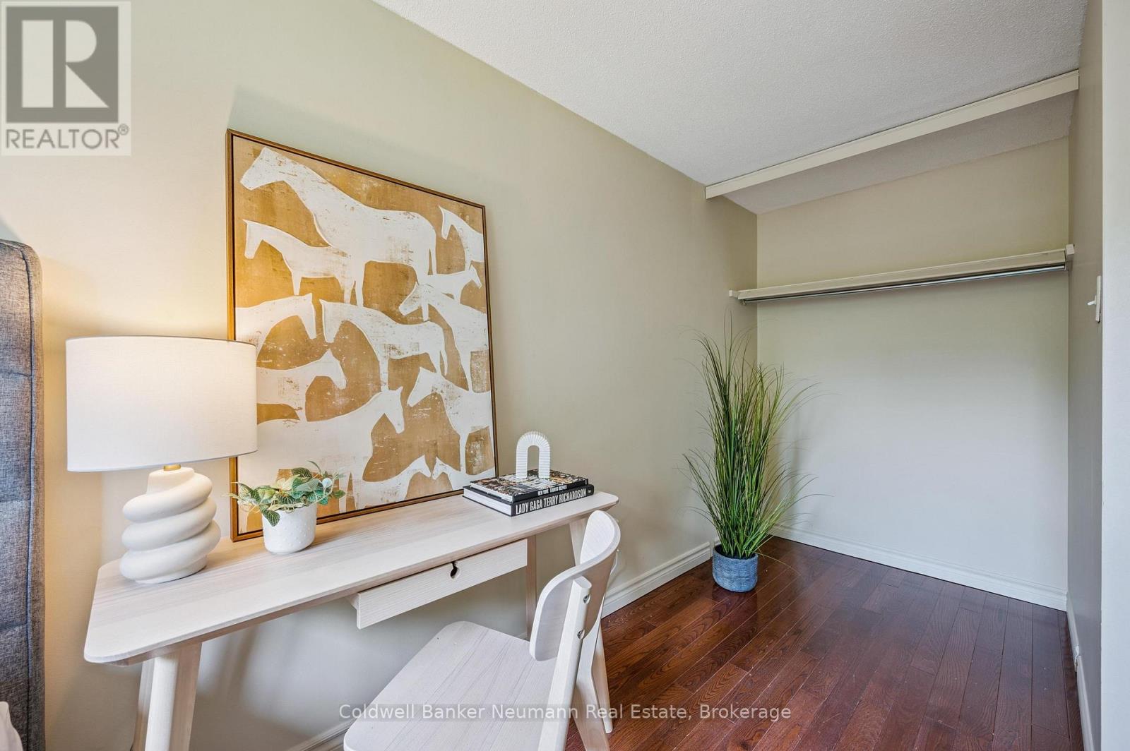 Photo 4 of 30 Mason Court, Guelph ON