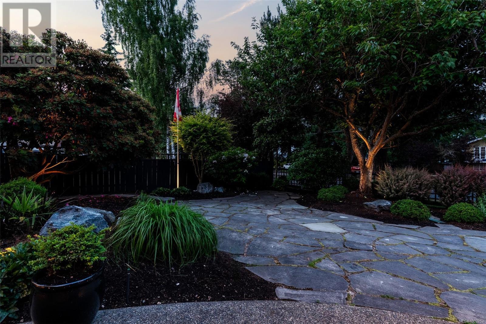 Photo 11 of 2013 Ferndale Rd, Saanich BC