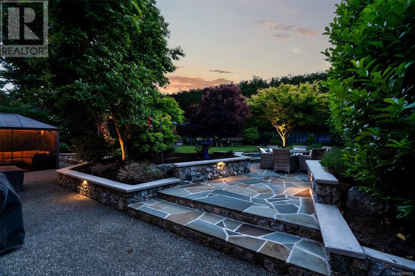 Photo 10 of 2013 Ferndale Rd, Saanich BC