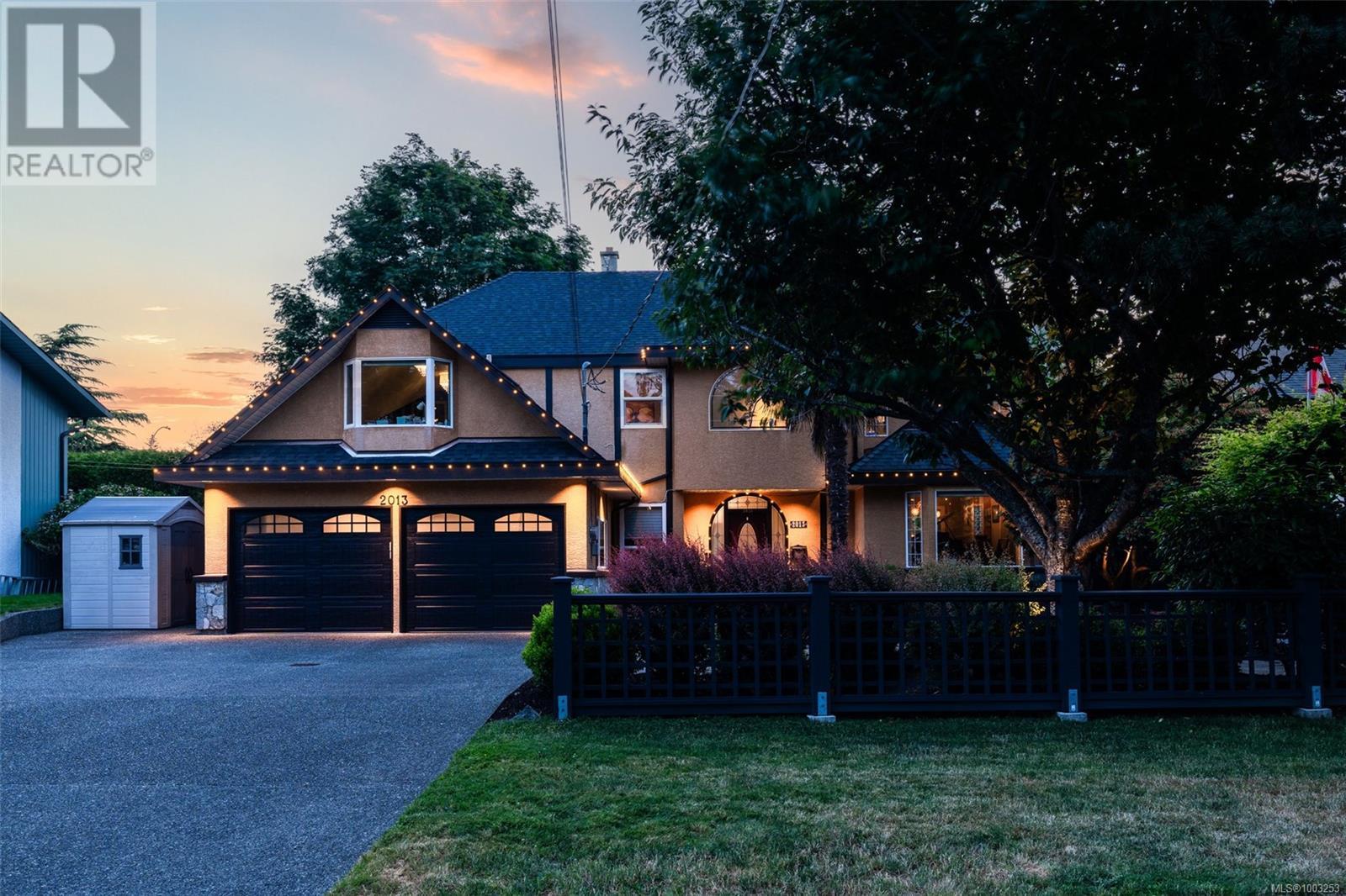 Photo 4 of 2013 Ferndale Rd, Saanich BC