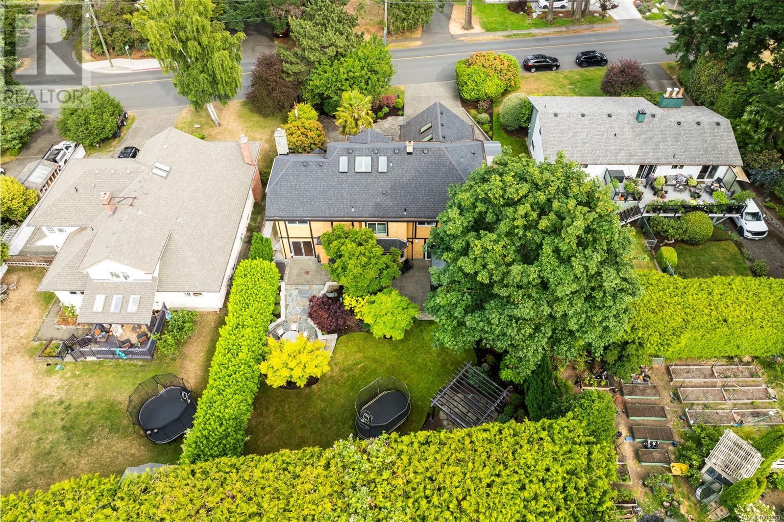 Photo 63 of 2013 Ferndale Rd, Saanich BC