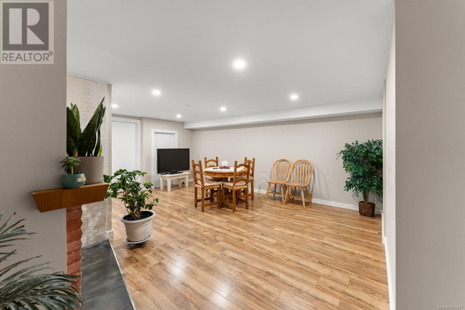Photo 4 of 3352 Henderson Rd, Oak Bay BC