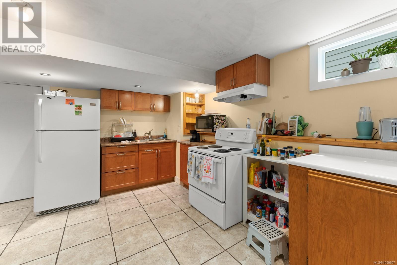 Photo 19 of 3352 Henderson Rd, Oak Bay BC