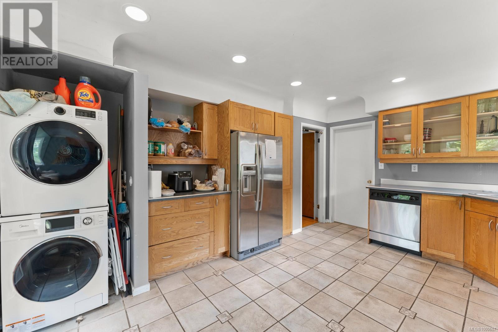 Photo 5 of 3352 Henderson Rd, Oak Bay BC