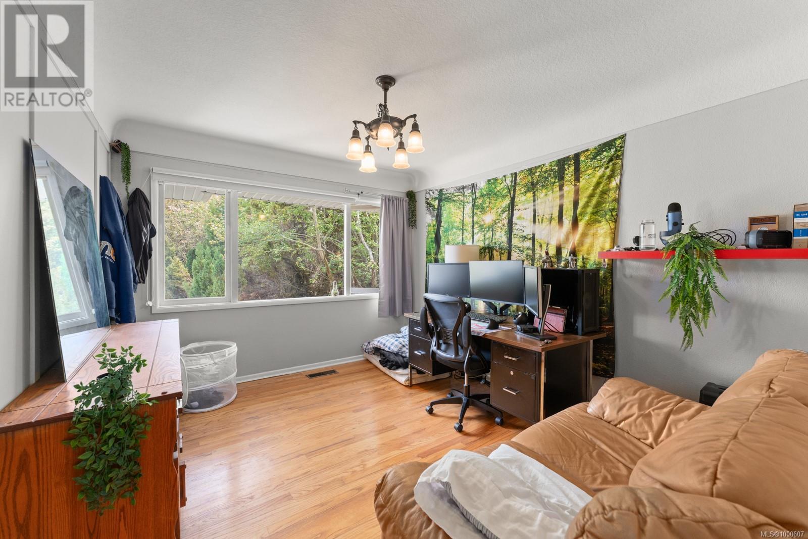 Photo 6 of 3352 Henderson Rd, Oak Bay BC
