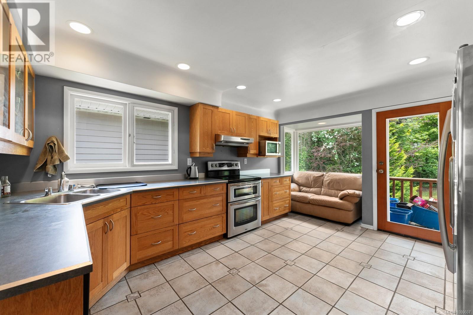 Photo 38 of 3352 Henderson Rd, Oak Bay BC