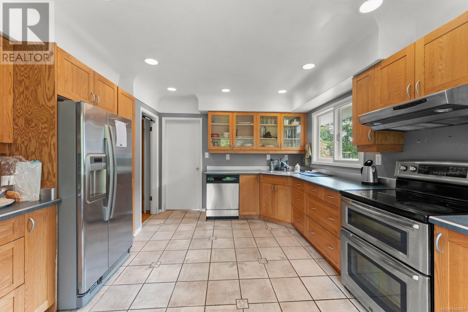 Photo 30 of 3352 Henderson Rd, Oak Bay BC