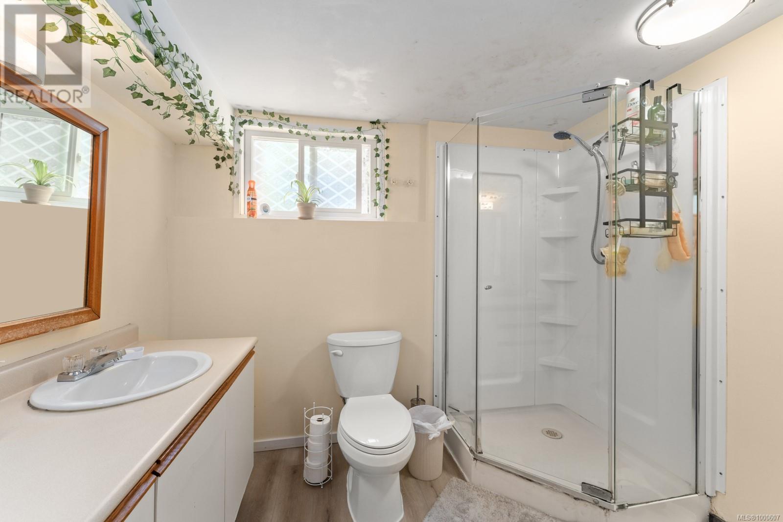 Photo 13 of 3352 Henderson Rd, Oak Bay BC
