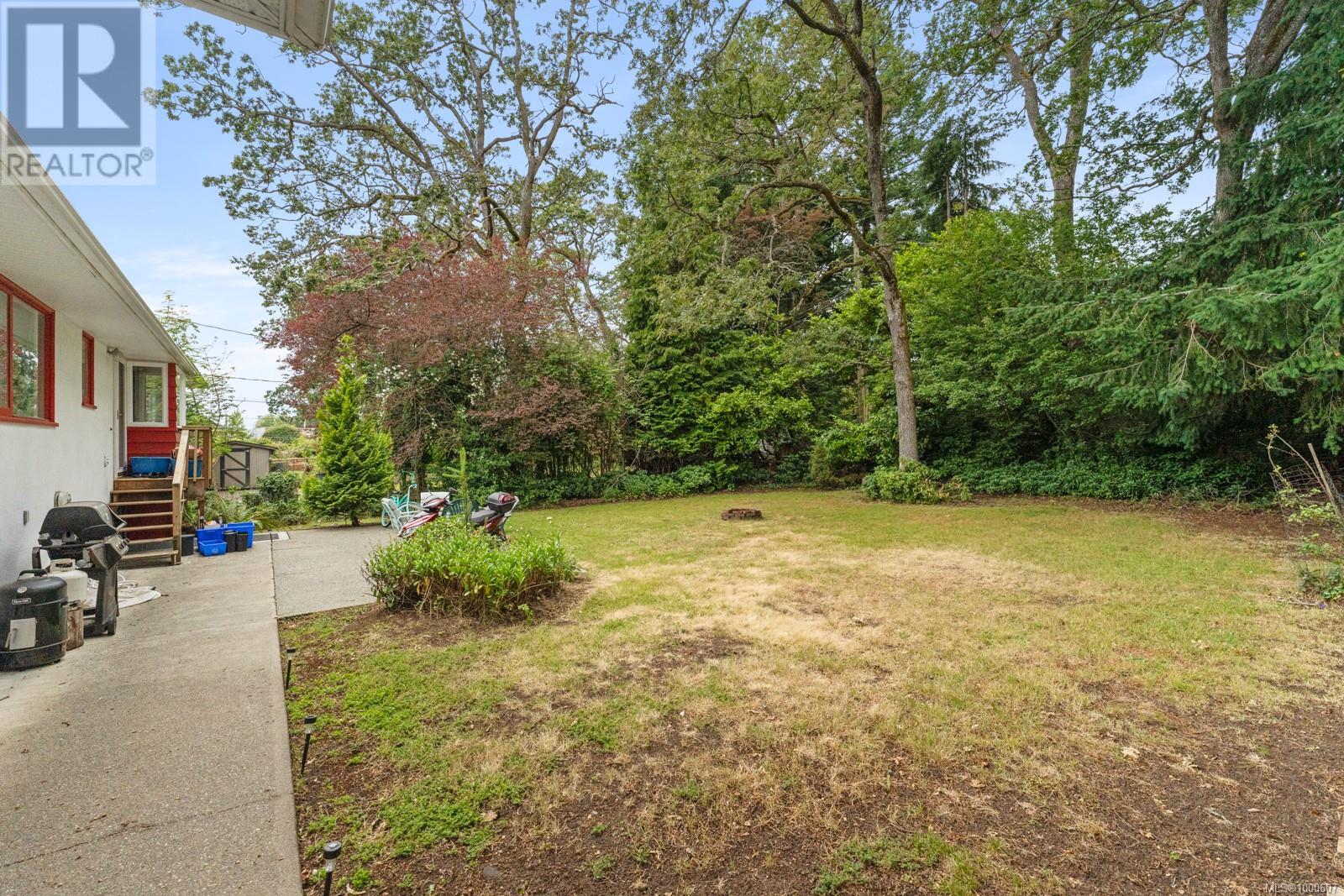 Photo 14 of 3352 Henderson Rd, Oak Bay BC