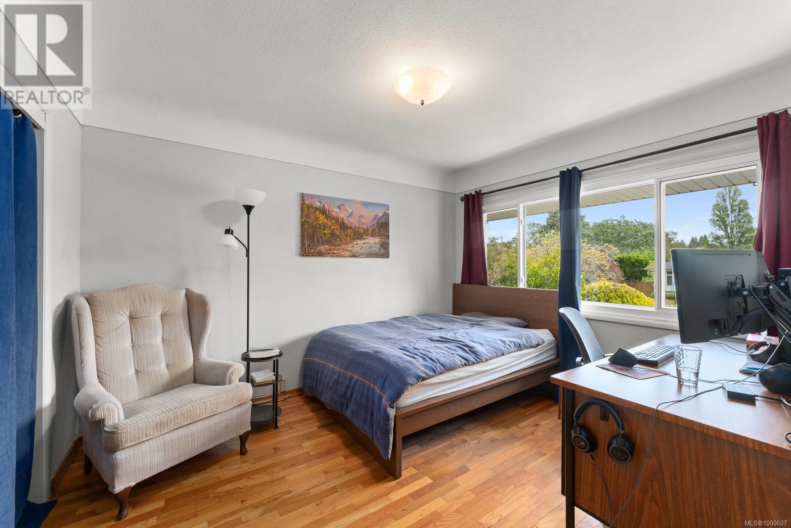 Photo 10 of 3352 Henderson Rd, Oak Bay BC