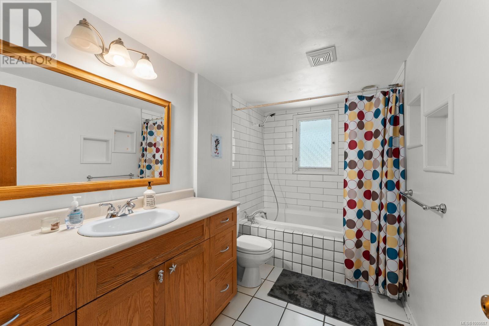 Photo 25 of 3352 Henderson Rd, Oak Bay BC