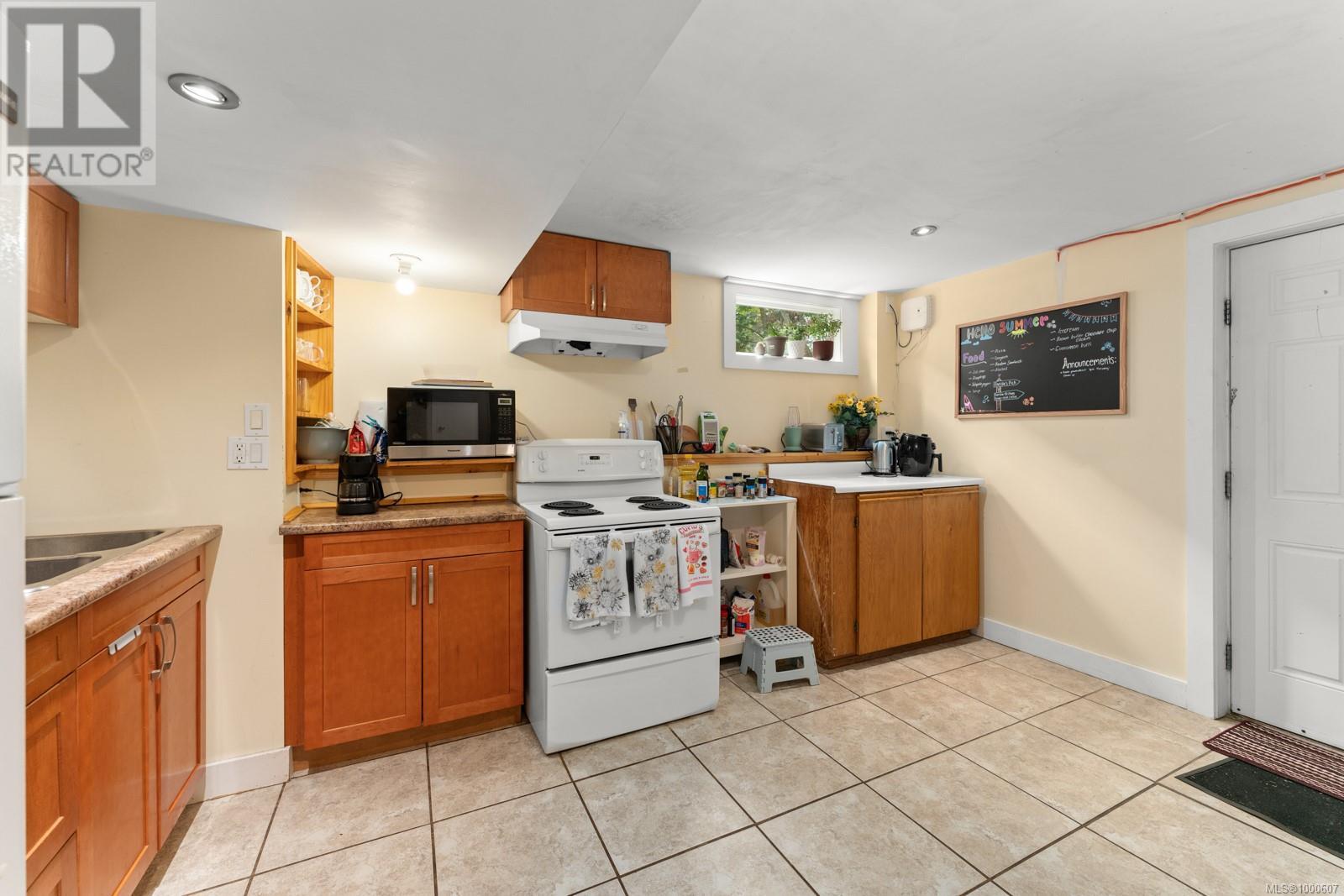 Photo 7 of 3352 Henderson Rd, Oak Bay BC