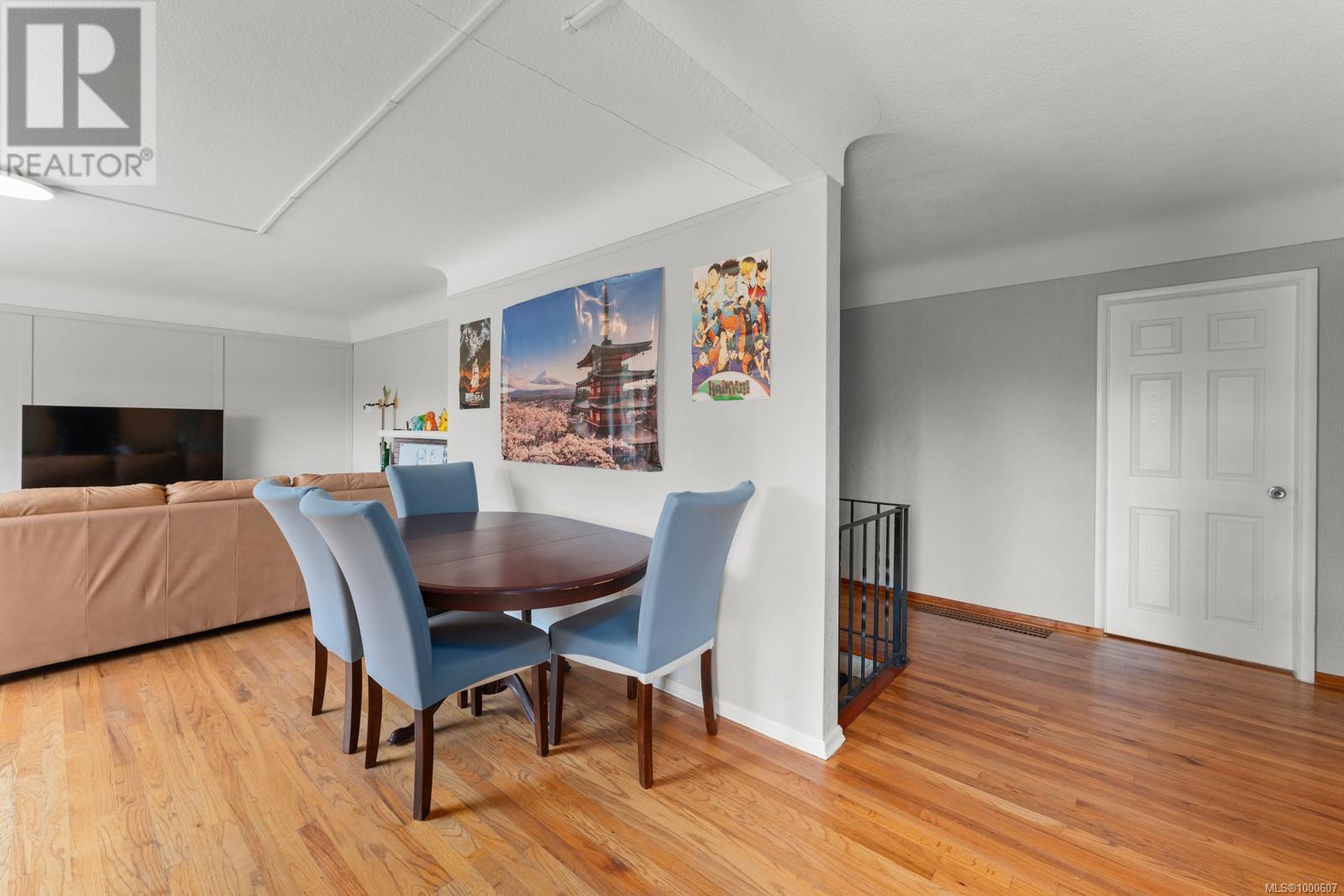 Photo 9 of 3352 Henderson Rd, Oak Bay BC