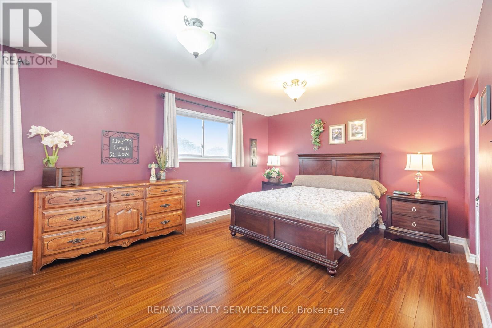 Photo 8 of 5 Danesbury Crescent, Brampton ON