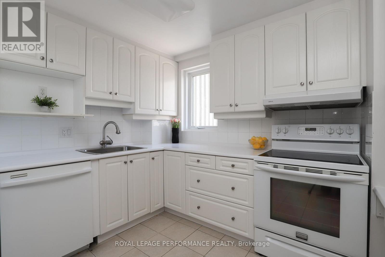 Photo 12 of 1002 1171 Ambleside Drive, Ottawa ON