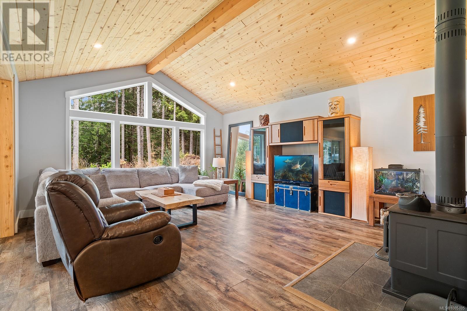 Photo 3 of 1065 Spider Lake Rd, Qualicum Beach BC