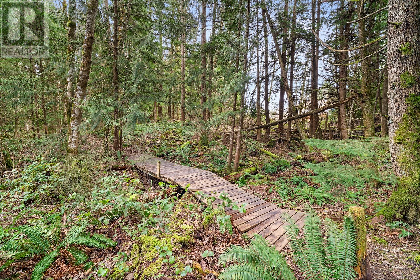 Photo 23 of 1065 Spider Lake Rd, Qualicum Beach BC