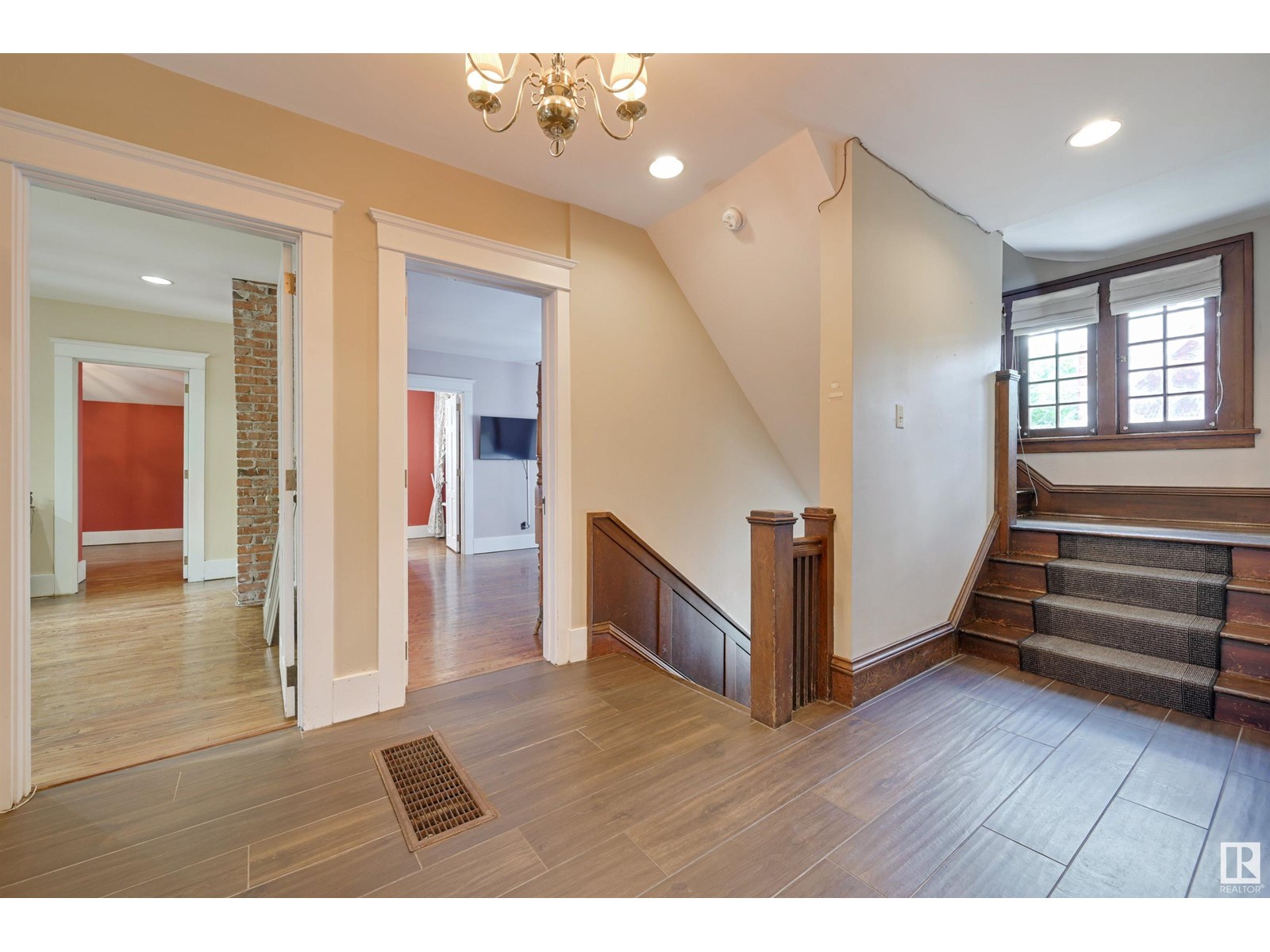 Photo 1 of 10226 Connaught Dr Nw, Edmonton AB