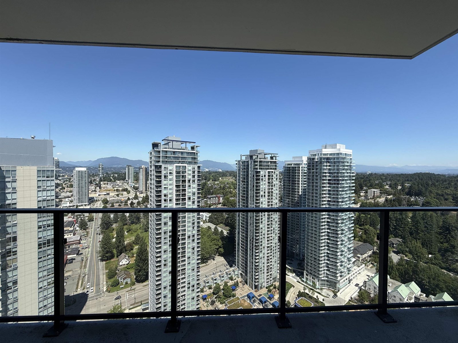 Photo 2 of 3507 9887 Whalley Boulevard, Surrey BC