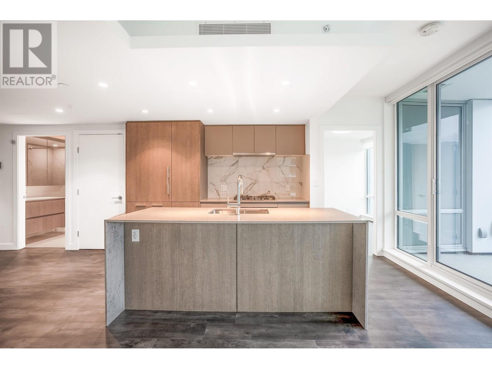 Photo 3 of 2201 1500 Fern Street, North Vancouver BC